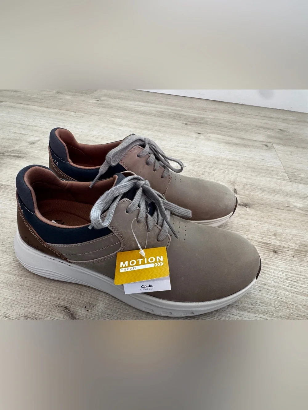 Clarks Men’s Motion Lace-Up Sneakers in Taupe 7.5 new